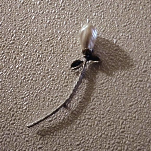 Vtg. Lisa Scallert Long Pearl Flower Pin/ Brooch in Silvertone - Picture 5 of 7
